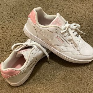 Used white and pink sneakers for girls or women size 6 1/2 Reebok
